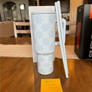 Simple Modern Snowflake Trek 40 Oz Limited Edition